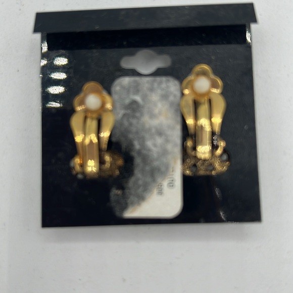 Fashion Jewelry Cameo Clip On Earrings - Picture 2 of 2